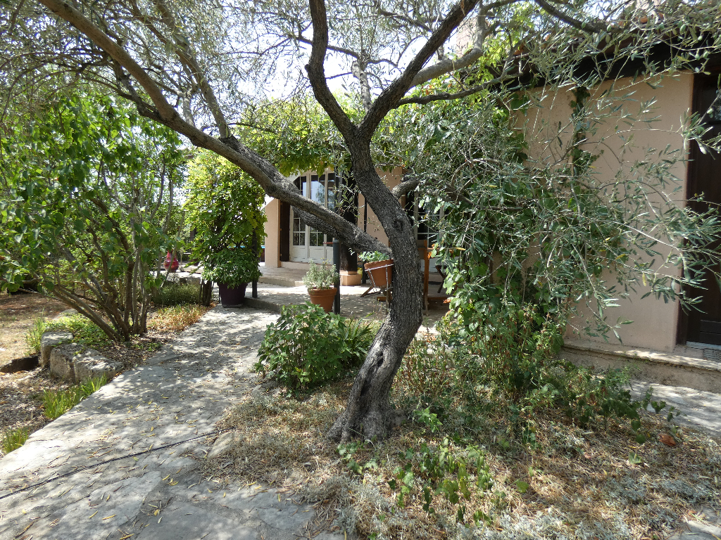 Villa de type P6 de 143 m2 + cellier, piscine, garages sur terrain de 850 m2 Villa de type P6 de 143 m2 + cellier, piscine, garages sur terrain de 850 m2