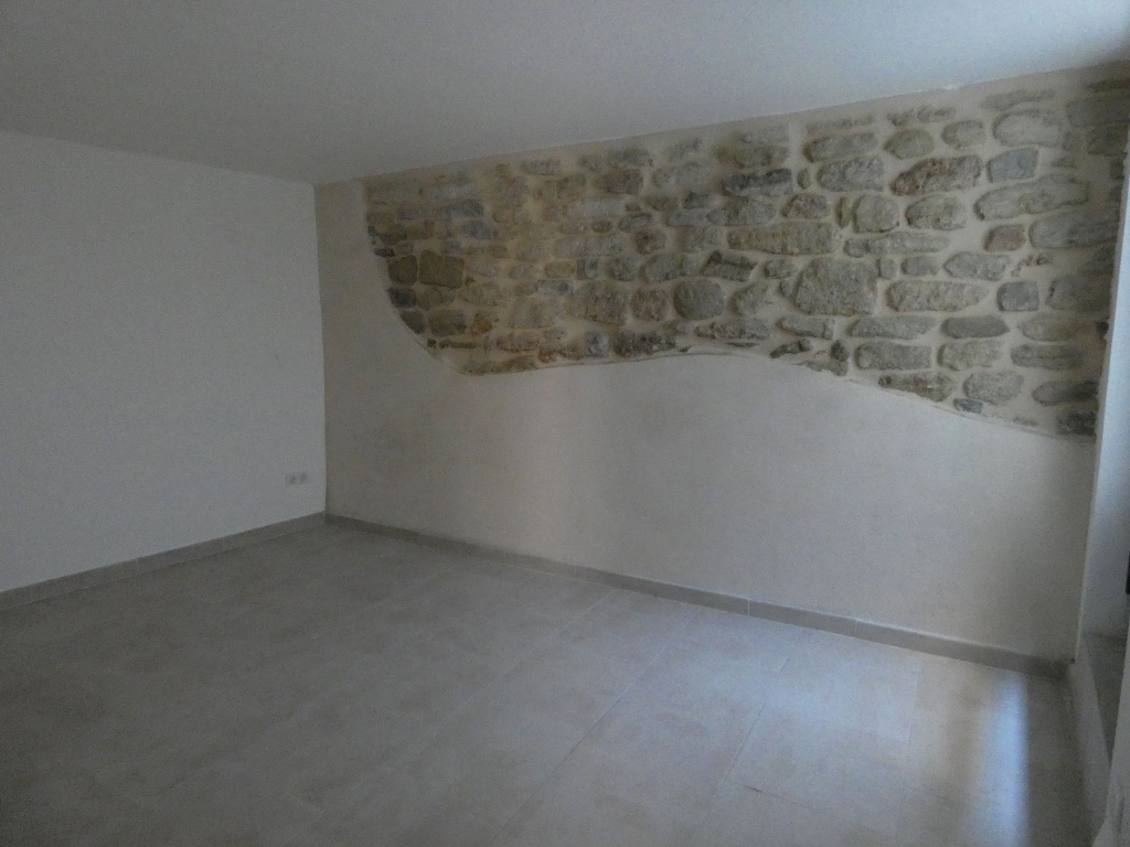 Maison de village de 70 m2 de type 3 pièces + petite cour, entièrement rénovée Maison de village de 70 m2 de type 3 pièces + petite cour, entièrement rénovée