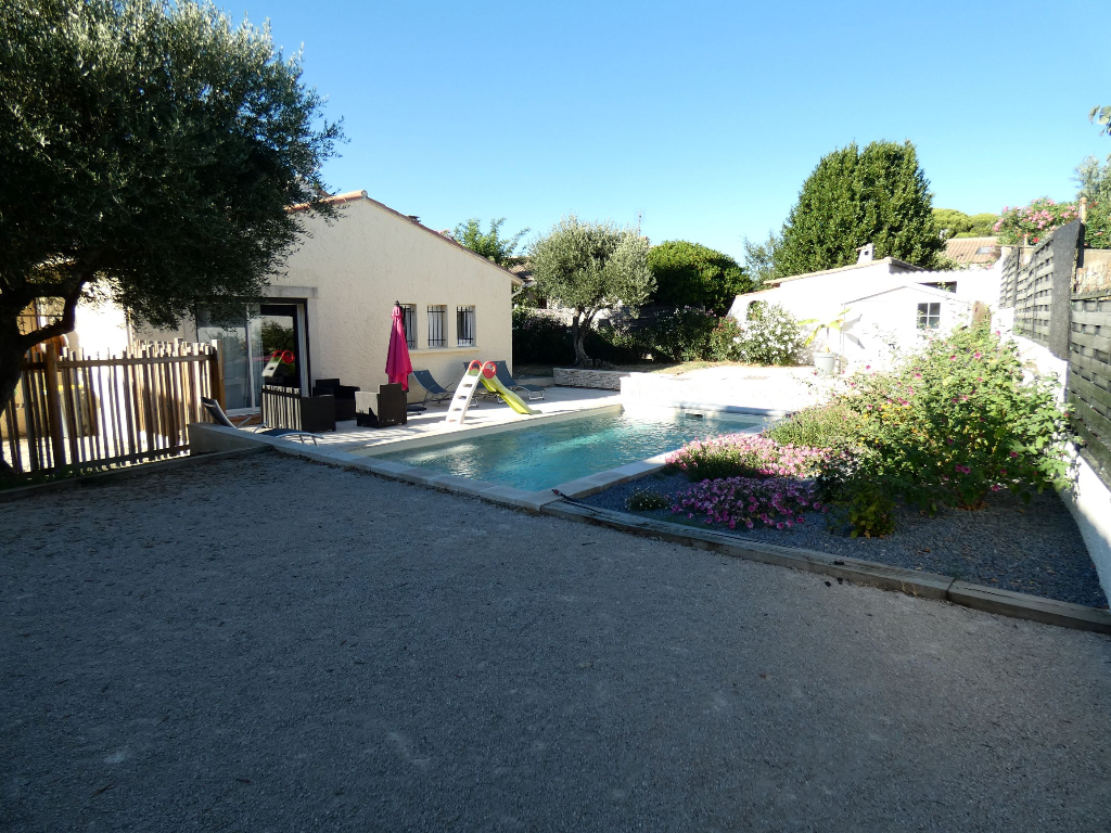 Villa de type 4 pièces, de plain pied de 118 m2 sur 1040 m2 de terrain arboré avec piscine Villa de type 4 pièces, de plain pied de 118 m2 sur 1040 m2 de terrain arboré avec piscine