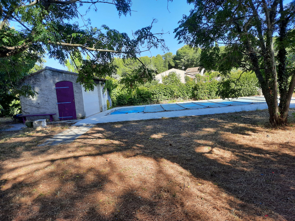 EXCLUSIF : Très beau terrain plat, de 783 m2 environ avec piscine et cuisine d'été, viabilités en bordure. EXCLUSIF : Très beau terrain plat, de 783 m2 environ avec piscine et cuisine d'été, viabilités en bordure.