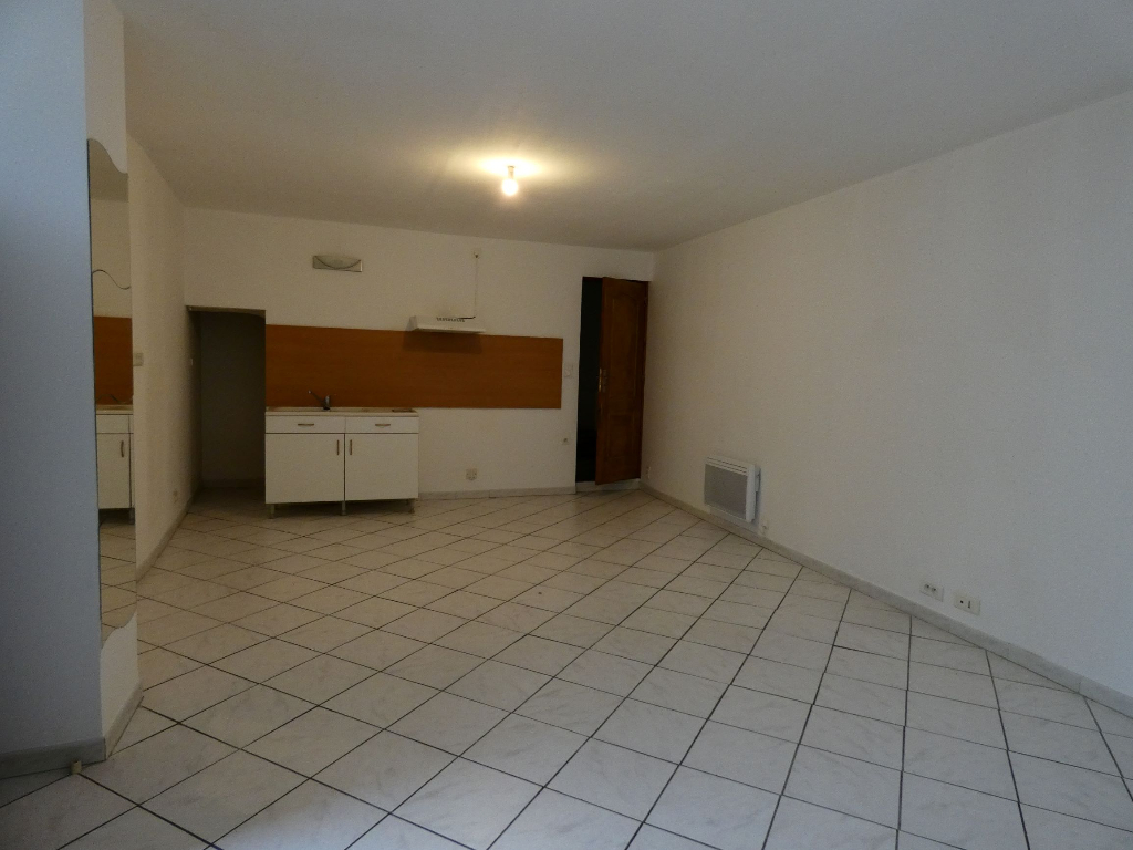Maison de village, de 61 m2, en R + 1 , rénovée Maison de village, de 61 m2, en R + 1 , rénovée
