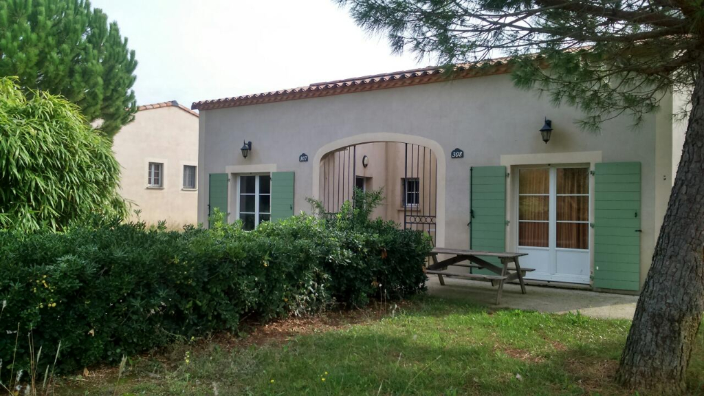 Villa meublée , type 3 de 45 m2 avec jardin et parking Villa meublée , type 3 de 45 m2 avec jardin et parking
