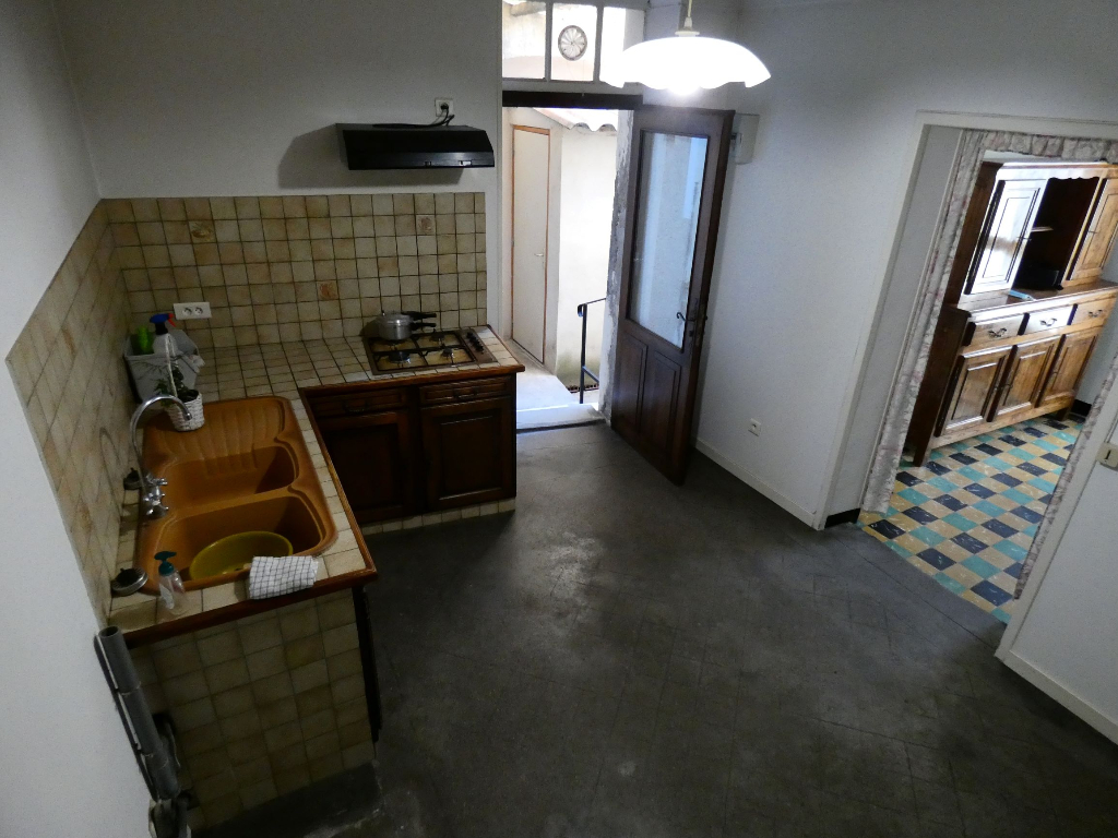 Maison de village à restaurer en R + 1, avec petite cour Maison de village à restaurer en R + 1, avec petite cour