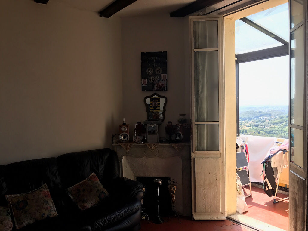 Un appartement 4 pièces avec balcon sur vue mer panoramique. Un appartement 4 pièces avec balcon sur vue mer panoramique.