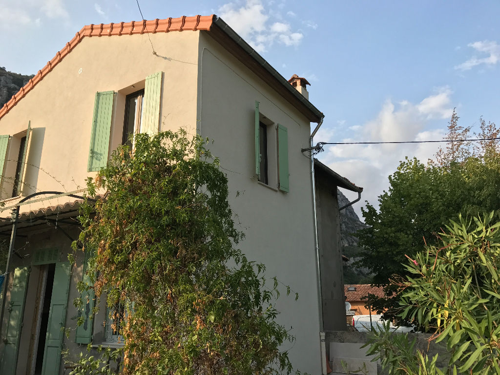 Pont du loup central, maison jumelée trois pièces avec jardin état neuf. Pont du loup central, maison jumelée trois pièces avec jardin état neuf.