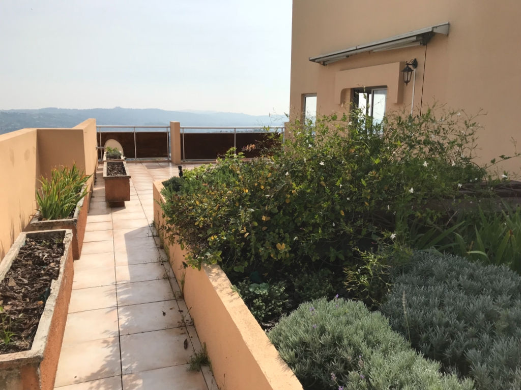 RARE! Grasse central, 4 pièces appartement sur le toit avec jardin privatif et double garage RARE! Grasse central, 4 pièces appartement sur le toit avec jardin privatif et double garage