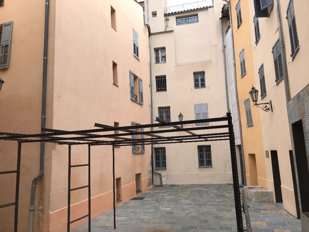 Grasse centre historique: 4 pièces bon état de 70 m2 environ Grasse centre historique: 4 pièces bon état de 70 m2 environ