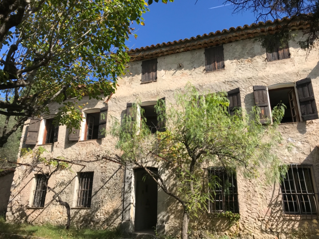 Tourettes sur loup vieux mas authentique sur 4 300 m2 de terrain Tourettes sur loup vieux mas authentique sur 4 300 m2 de terrain