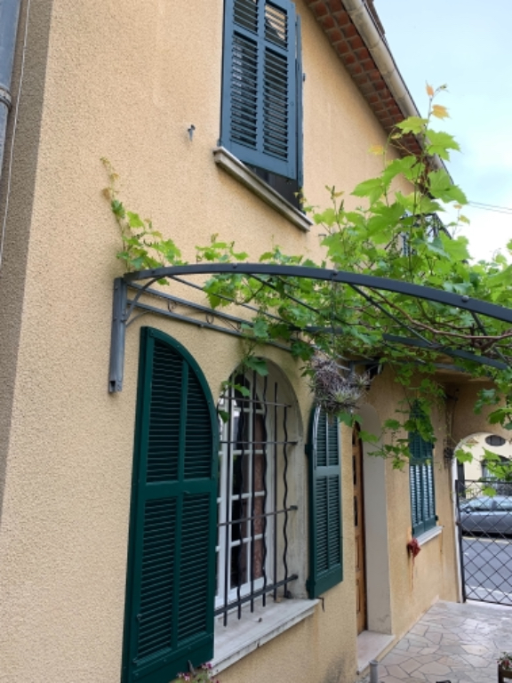 Grasse est central, villa individuelle avec jardin comprenant deux appartements Grasse est central, villa individuelle avec jardin comprenant deux appartements