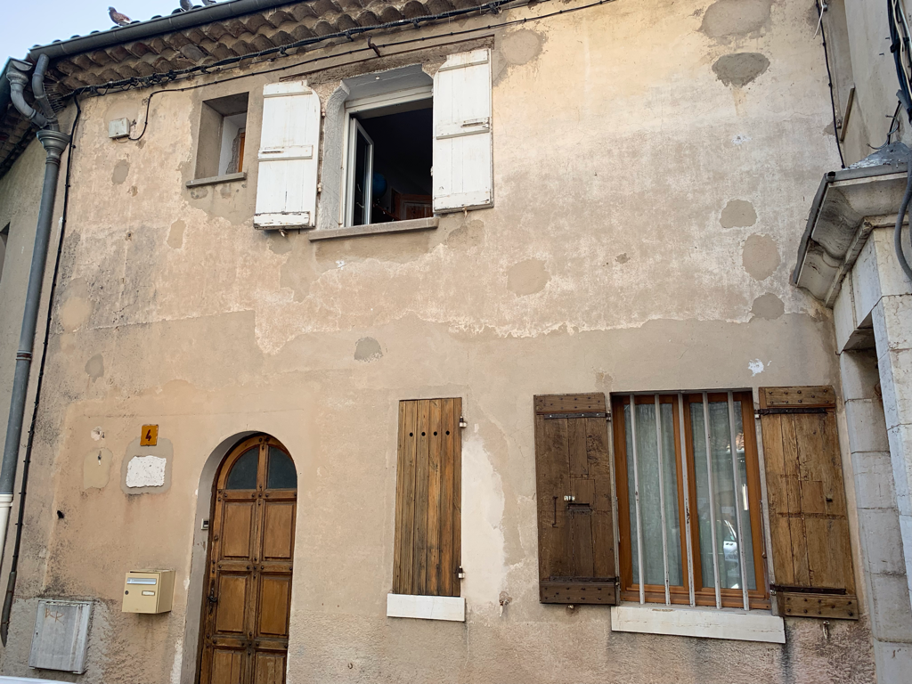 Maison de village trois pièces avec 2 balcons , parking facile. Maison de village trois pièces avec 2 balcons , parking facile.