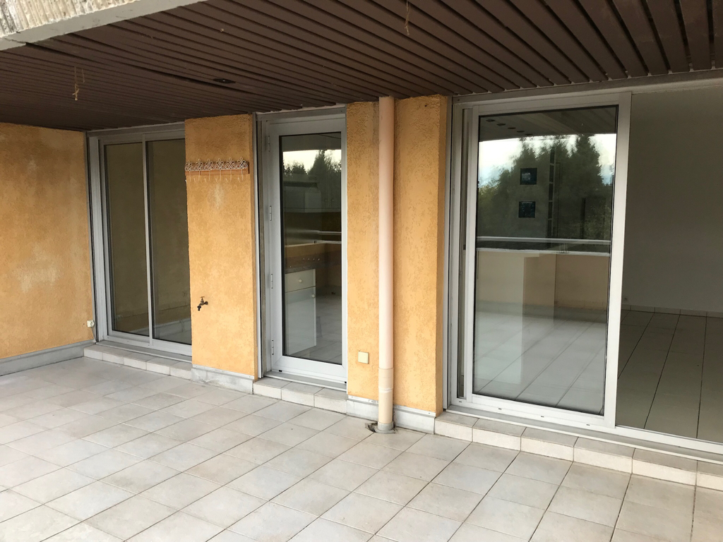 Appartement deux pièces de 37 m2 avec une terrasse de 22 m2 et garage Appartement deux pièces de 37 m2 avec une terrasse de 22 m2 et garage