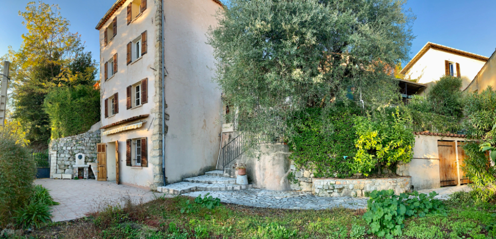 Magagnosc central, maison individuelle de 110 m2 avec jardin de 380 m2 environ. Magagnosc central, maison individuelle de 110 m2 avec jardin de 380 m2 environ.