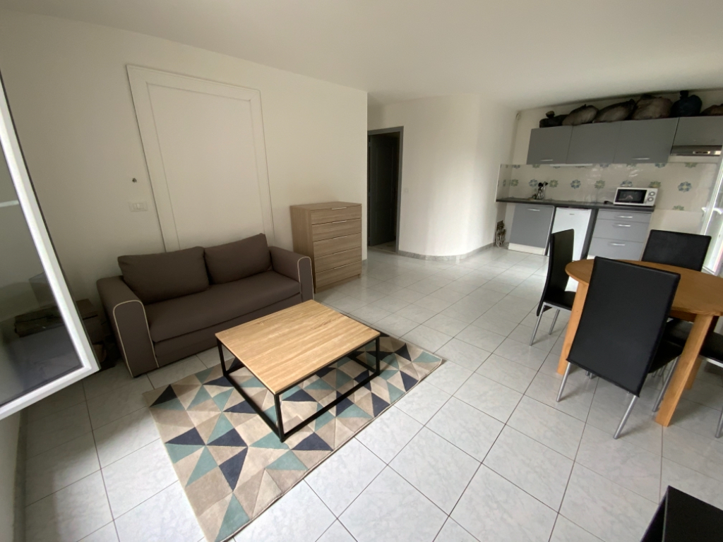 Magagnosc studio avec jardinet, central. Magagnosc studio avec jardinet, central.