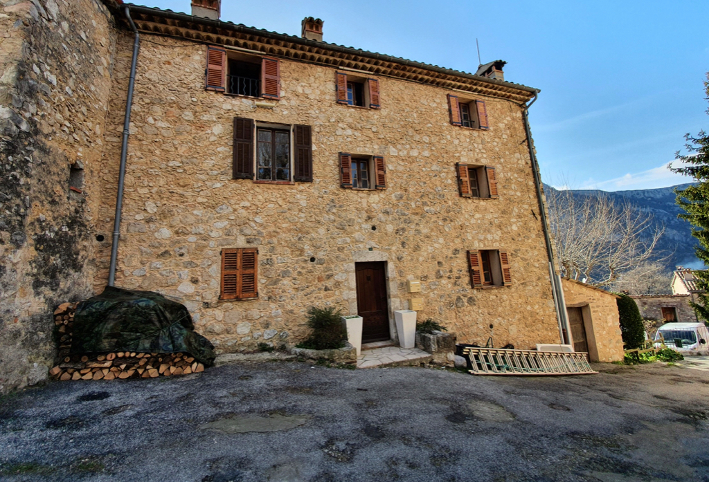 Courmes, bel appartement en duplex 4 pièces en bon état traversant Courmes, bel appartement en duplex 4 pièces en bon état traversant
