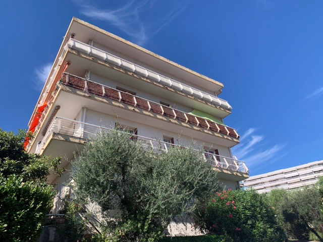Vence, proche centre deux pièces dernier étage avec vue mer, bon état général Vence, proche centre deux pièces dernier étage avec vue mer, bon état général