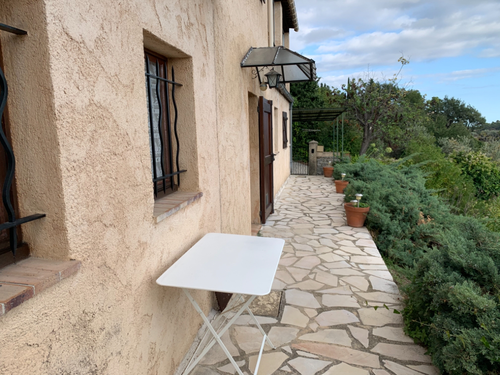Un appartement deux pièces en rez-de-jardin de villa avec vue mer et extérieur Un appartement deux pièces en rez-de-jardin de villa avec vue mer et extérieur