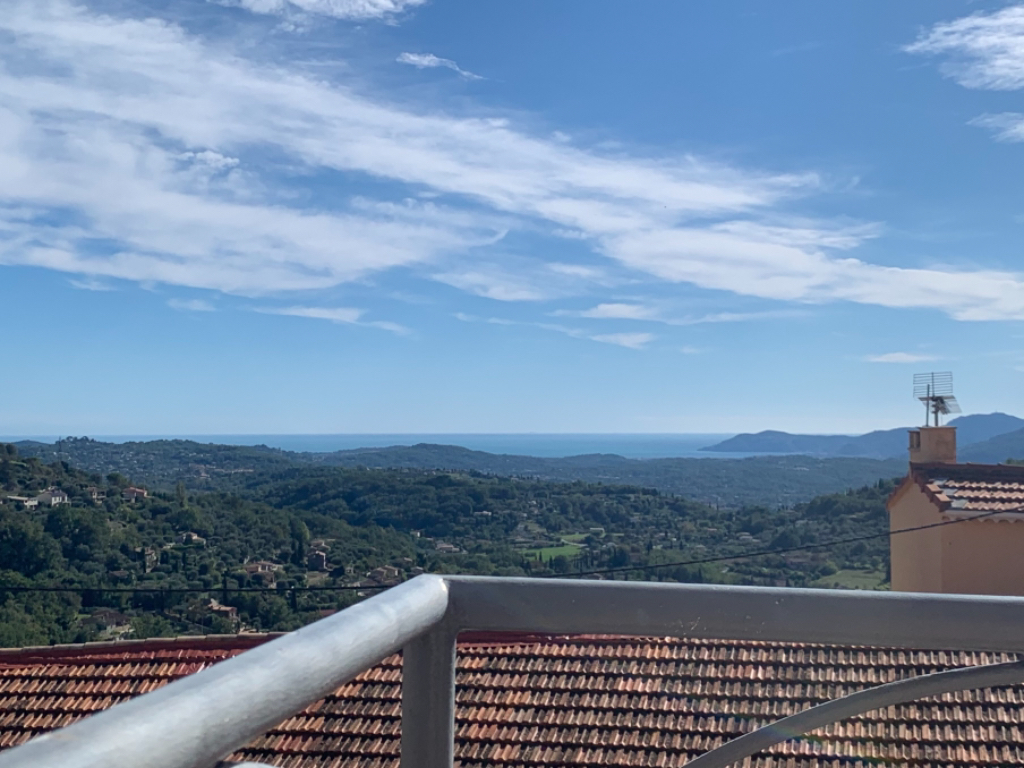 Magagnosc T1 de 40 m2 environ avec deux balcons vue mer Magagnosc T1 de 40 m2 environ avec deux balcons vue mer