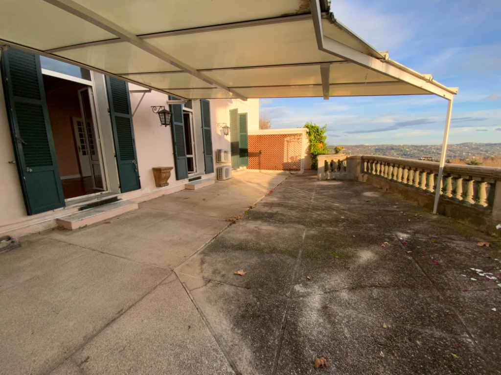 Grasse proche centre, 4/5p Rez-de-jardin dans maison bourgeoise avec grande terrasse, jardinet et garage Grasse proche centre, 4/5p Rez-de-jardin dans maison bourgeoise avec grande terrasse, jardinet et garage