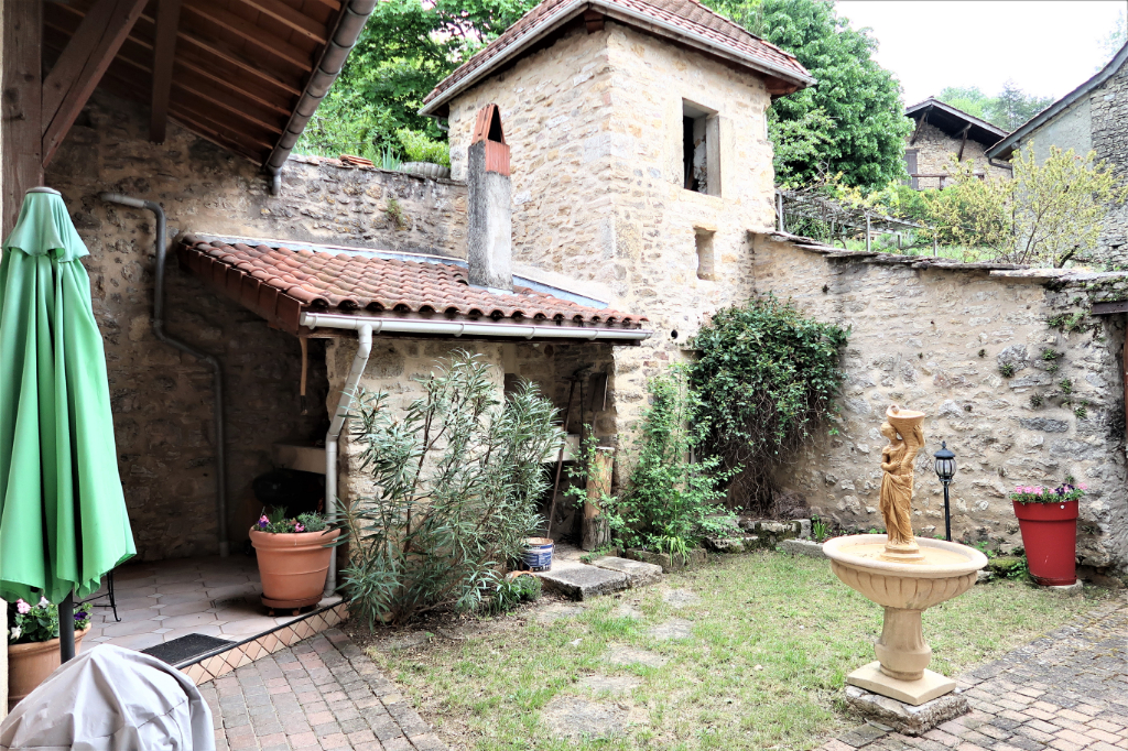 A 2 min de LAGNIEU - Maison de 230 m² A 2 min de LAGNIEU - Maison de 230 m²