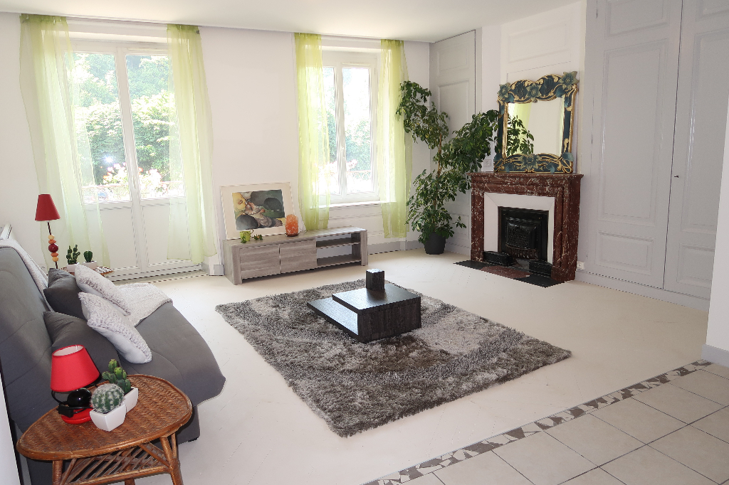 10 min d'AMBERIEU EN BUGEY - Appartement T4 de 85 m² - terrasse 10 min d'AMBERIEU EN BUGEY - Appartement T4 de 85 m² - terrasse