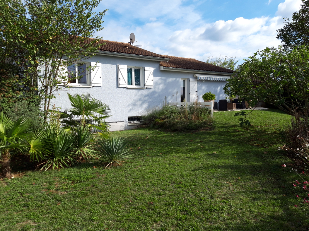 Briord, superbe villa T5 de 115 m2 plain pied sur terrain de 1080 m2 clos. Briord, superbe villa T5 de 115 m2 plain pied sur terrain de 1080 m2 clos.