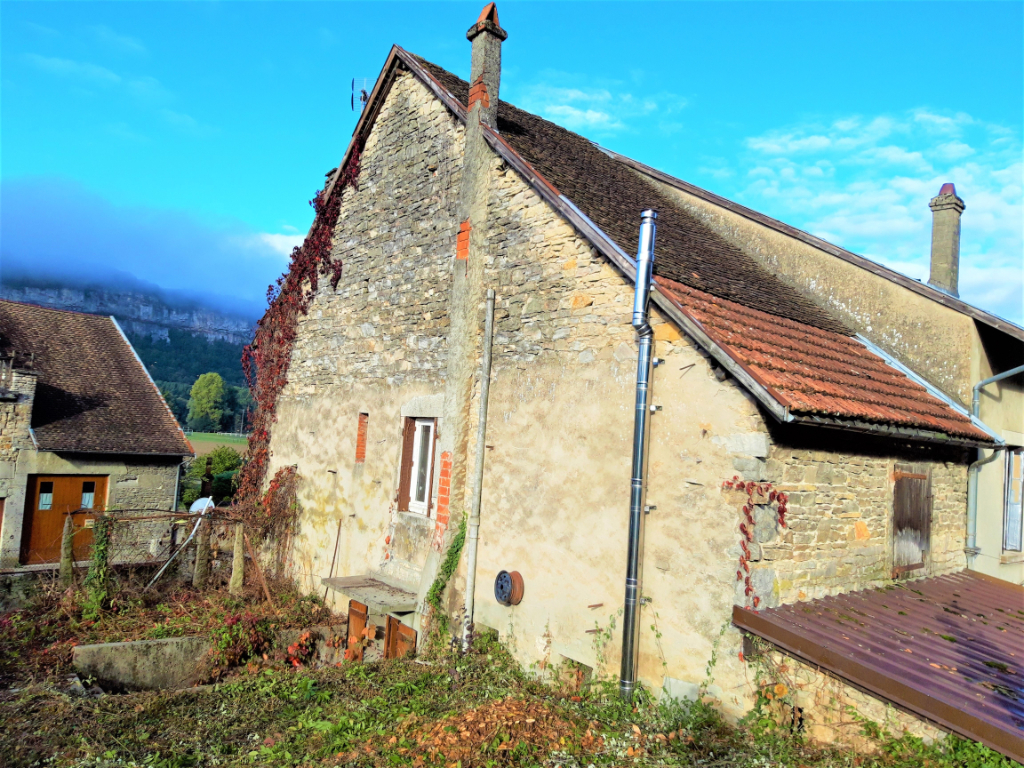 A 5 minutes de Lagnieu - Maison T4 de 115 m2 avec terrain à rénover. A 5 minutes de Lagnieu - Maison T4 de 115 m2 avec terrain à rénover.