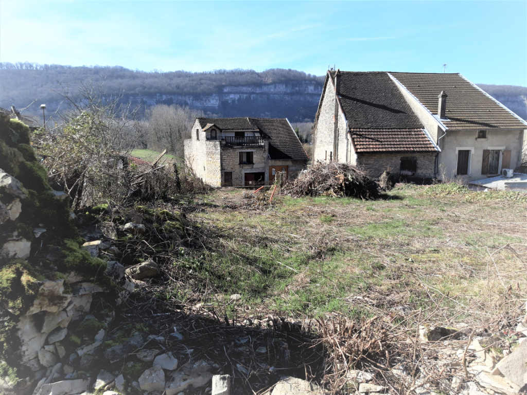A 5 minutes de Lagnieu - Joli terrain de 250 m2 constructible à viabiliser. A 5 minutes de Lagnieu - Joli terrain de 250 m2 constructible à viabiliser.