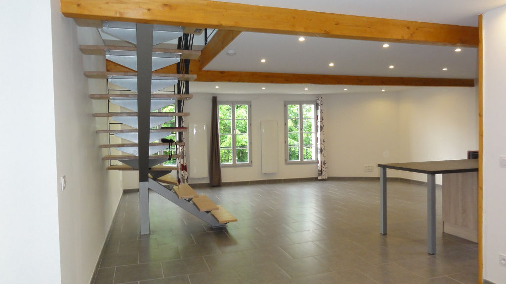 AMBRONAY - maison de village T5 de 130 m² avec garage AMBRONAY - maison de village T5 de 130 m² avec garage