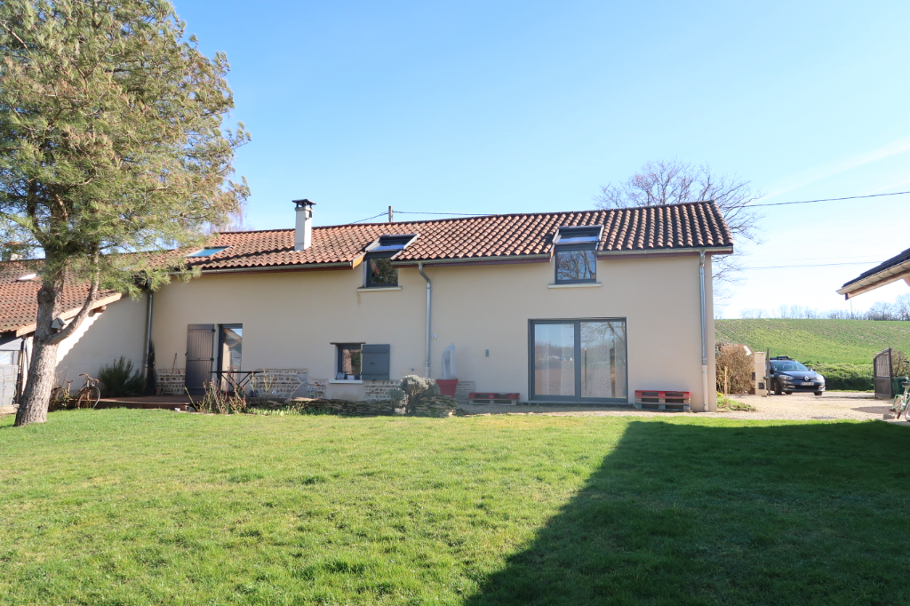 DOMPIERRE-SUR-VEYLE - Corps de ferme T6 de 184 m² sur un terrain de 1145 m² DOMPIERRE-SUR-VEYLE - Corps de ferme T6 de 184 m² sur un terrain de 1145 m²