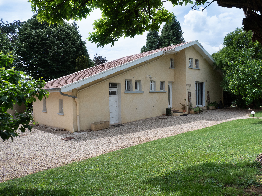 A 5 min MEXIMIEUX - Villa T4 de 120 m² sur terrain de 1380 m² avec piscine A 5 min MEXIMIEUX - Villa T4 de 120 m² sur terrain de 1380 m² avec piscine