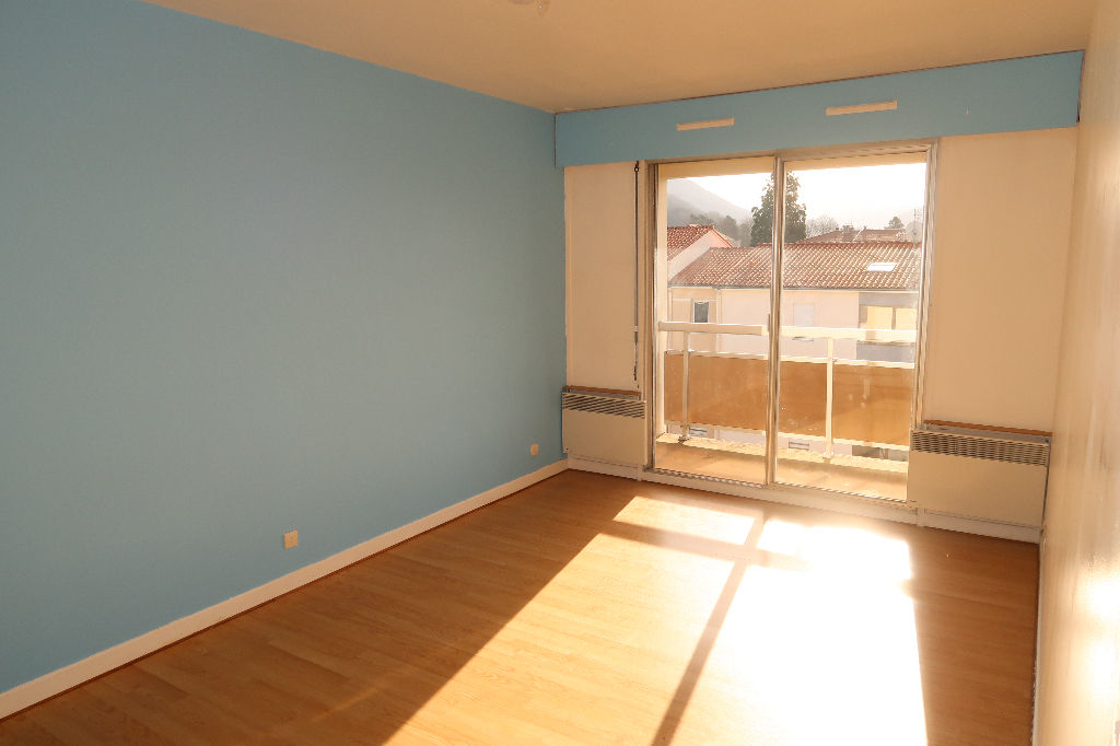 Amberieu-en-Bugey Spacieux studio de 38 m² Amberieu-en-Bugey Spacieux studio de 38 m²