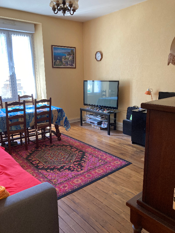 A 20 min d' AMBERIEU EN BUGEY - Appartement T3 de 69 m² avec balcon, cave et grenier A 20 min d' AMBERIEU EN BUGEY - Appartement T3 de 69 m² avec balcon, cave et grenier