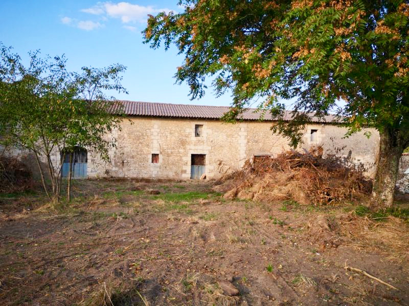 Proche Mirambeau Maison "Chai " 250 m2 environ Proche Mirambeau Maison "Chai " 250 m2 environ
