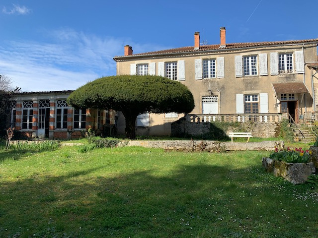 Maison Saint Claud 13 pièce(s) 400 m2 Maison Saint Claud 13 pièce(s) 400 m2