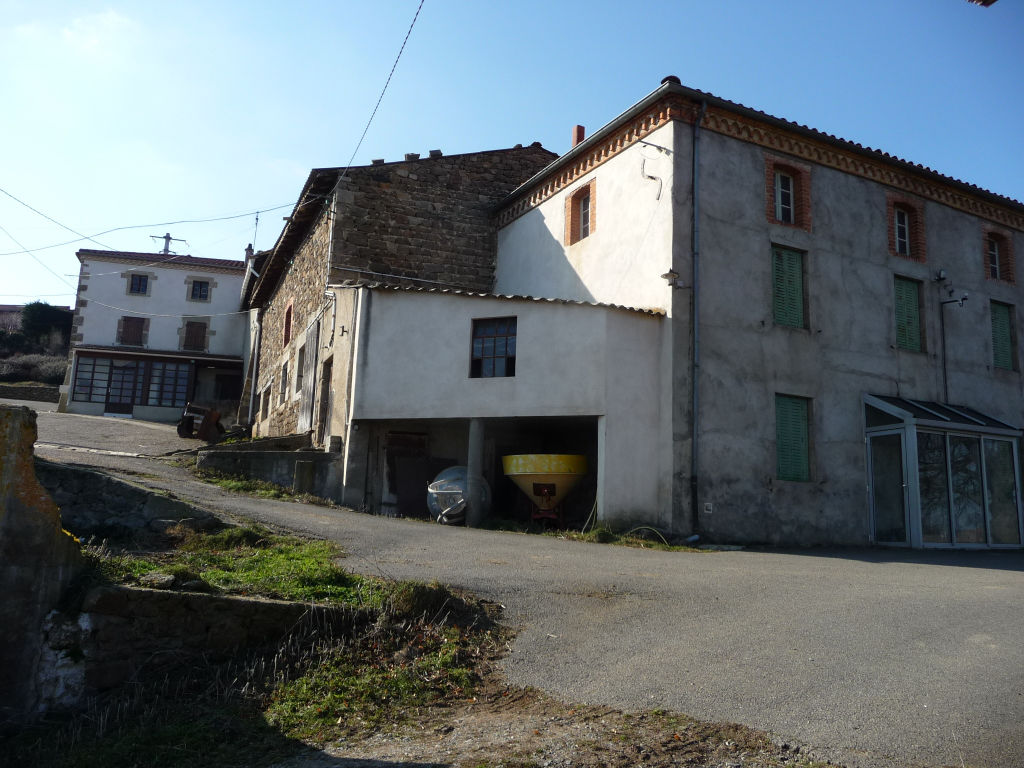 12 MN HAUTEURS DE MONTBRISON FERME SUR 3 200 M² 12 MN HAUTEURS DE MONTBRISON FERME SUR 3 200 M²