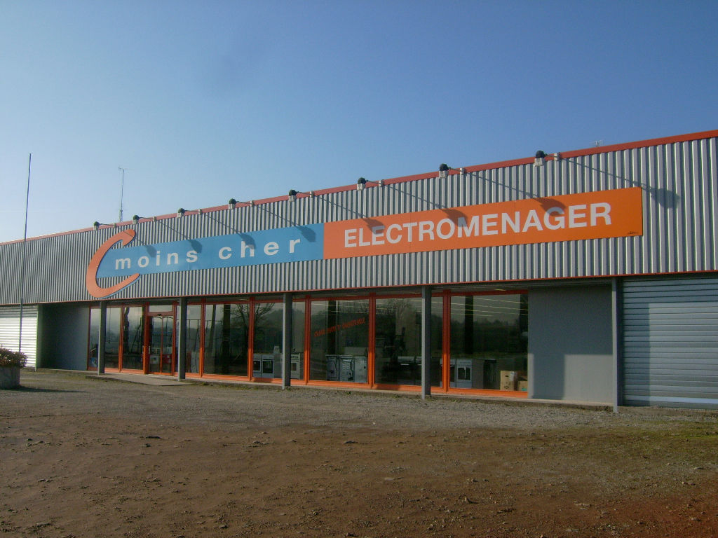 PARIGNY ZONE COMMERCIALE LOCAL DE 1 500 M² SUR 3 000 M² PARIGNY ZONE COMMERCIALE LOCAL DE 1 500 M² SUR 3 000 M²