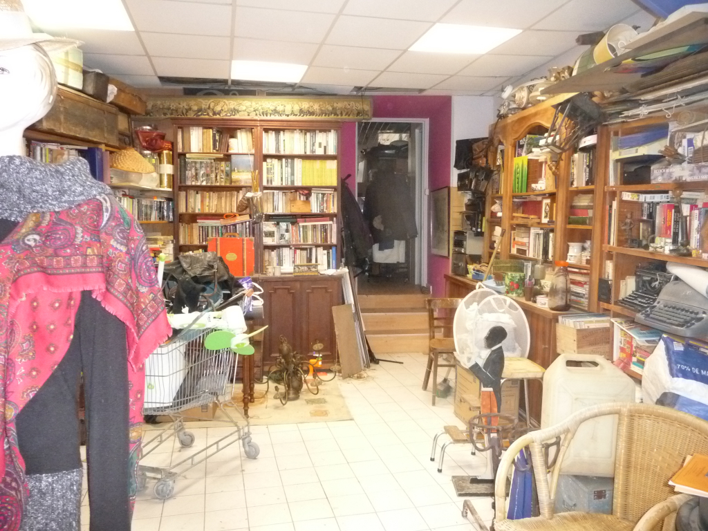 MONTBRISON 133 M² DE MURS COMMERCIAUX MONTBRISON 133 M² DE MURS COMMERCIAUX
