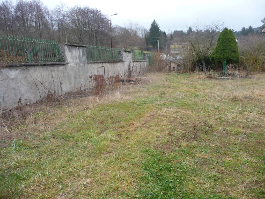 Proche NOIRETABLE maison en pierre de 150 m² sur 1 000 m² environ clos. Proche NOIRETABLE maison en pierre de 150 m² sur 1 000 m² environ clos.