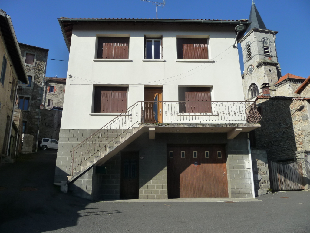 CHALMAZEL maison de village idéale artisan, deux appartements. CHALMAZEL maison de village idéale artisan, deux appartements.