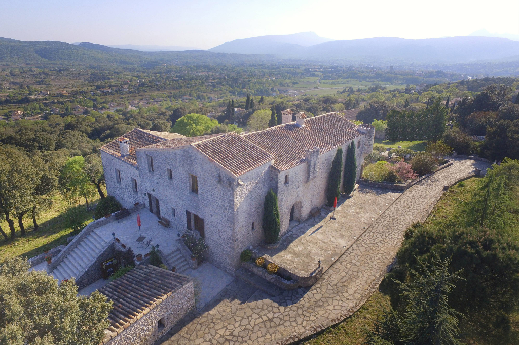 Mas Restauré du XI° et XII° siècle sur 30 ha boisés Mas Restauré du XI° et XII° siècle sur 30 ha boisés