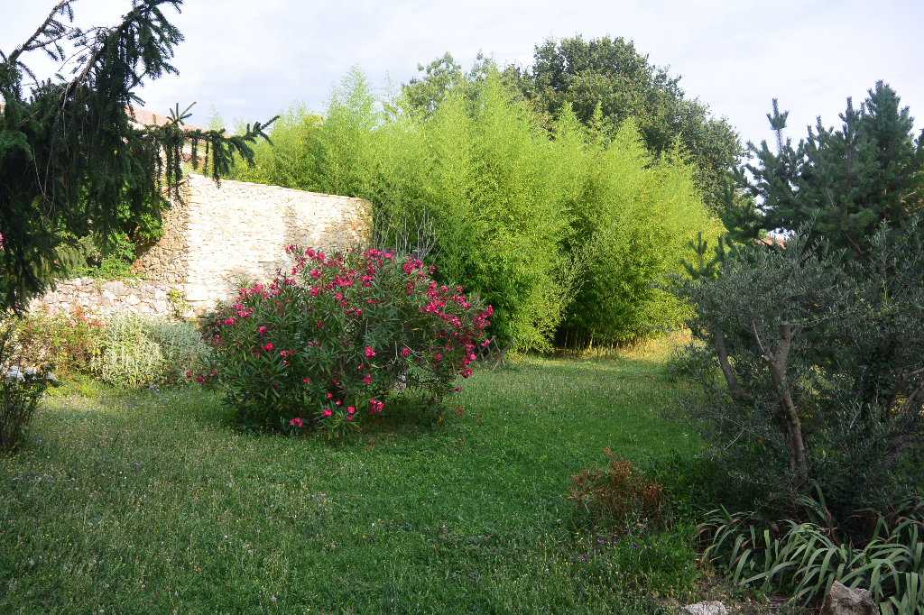 Corps de ferme Roquemaure 12 pièce(s) 241 m2 Corps de ferme Roquemaure 12 pièce(s) 241 m2