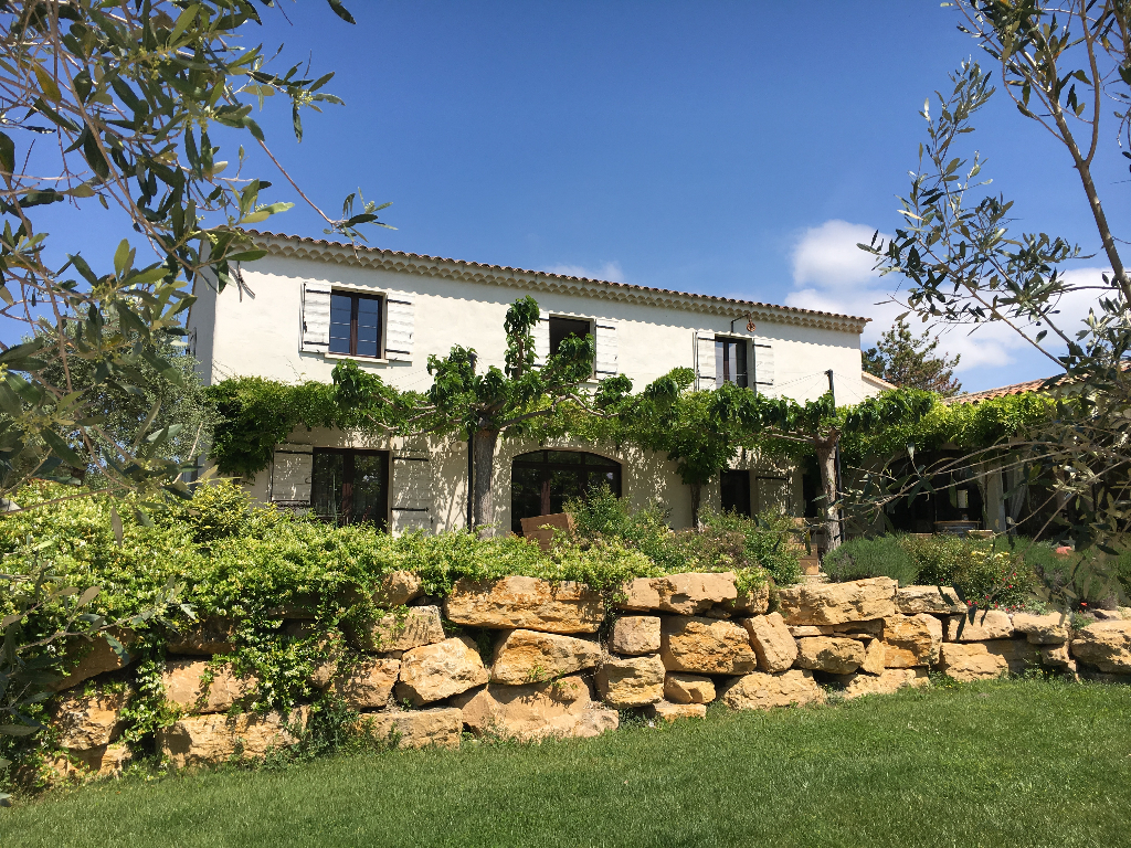 Villa contemporaine au pied du Lubéron 9 pièce(s) 233 m2 Villa contemporaine au pied du Lubéron 9 pièce(s) 233 m2