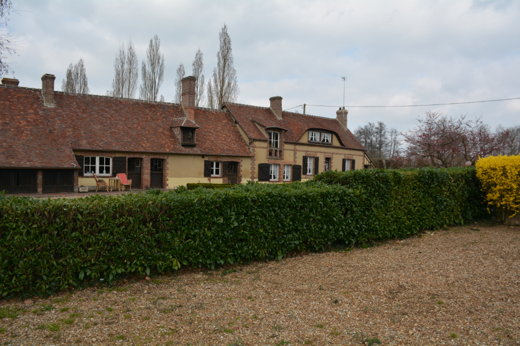Maison principale type Longère de pays avec 1 maison d'amis sur 6 ha terrain avec rivière Maison principale type Longère de pays avec 1 maison d'amis sur 6 ha terrain avec rivière