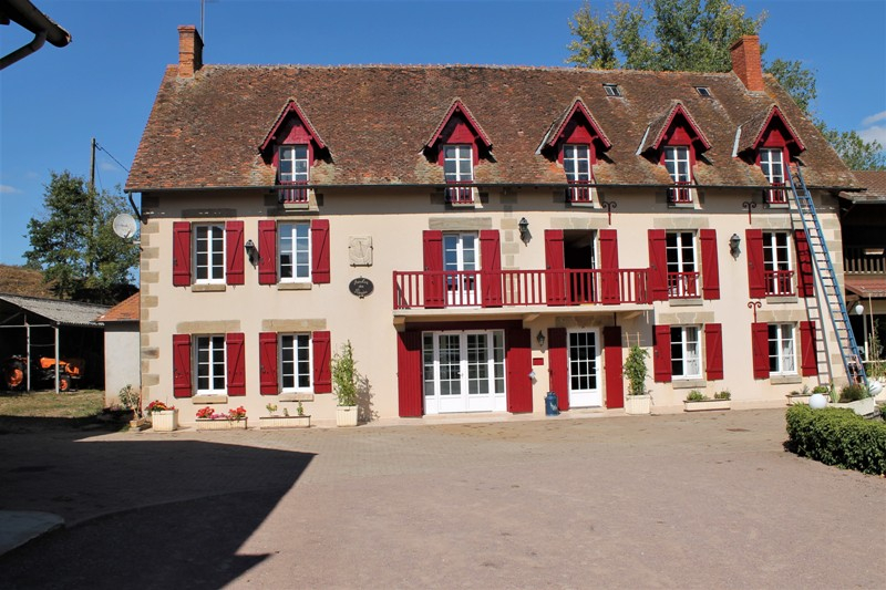 Nord Allier - Domaine d'un ancien moulin, habitation principal avec 4 appartements indépendant, un atelier et des écuries, un beau parc et 13 ha de prairie. Nord Allier - Domaine d'un ancien moulin, habitation principal avec 4 appartements indépendant, un atelier et des écuries, un beau parc et 13 ha de prairie.