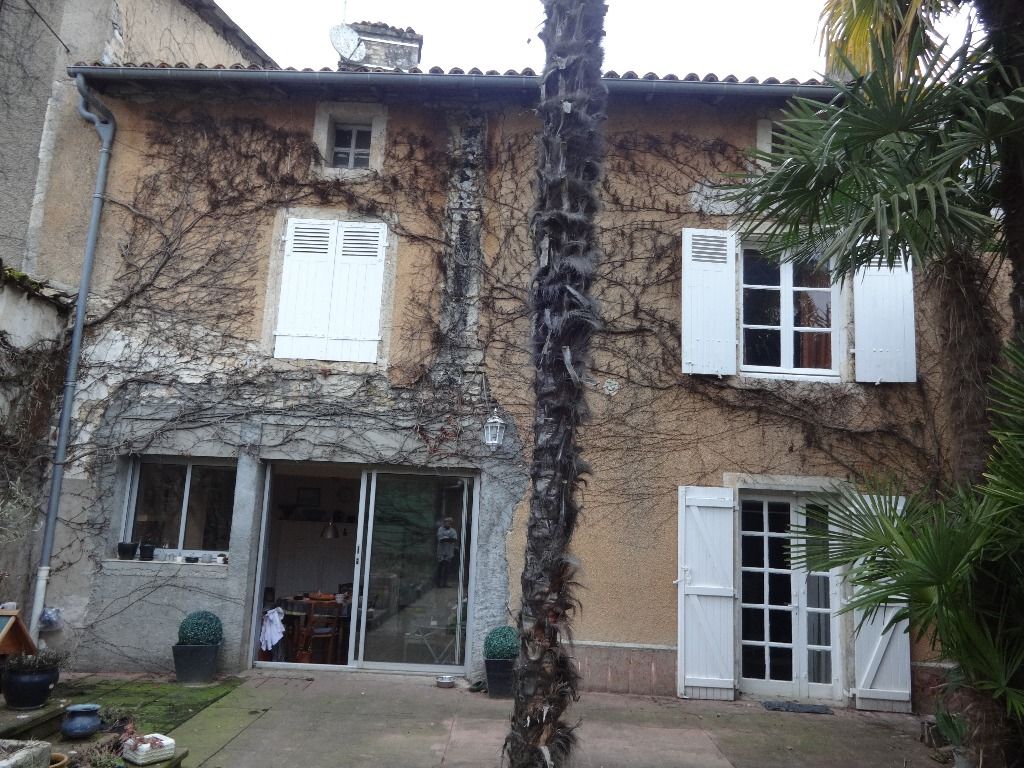 MAISON EN PIERRE FIN 19ème - 6 CHAMBRES - BEAUX VOLUMES AVEC JARDIN A COUHE MAISON EN PIERRE FIN 19ème - 6 CHAMBRES - BEAUX VOLUMES AVEC JARDIN A COUHE