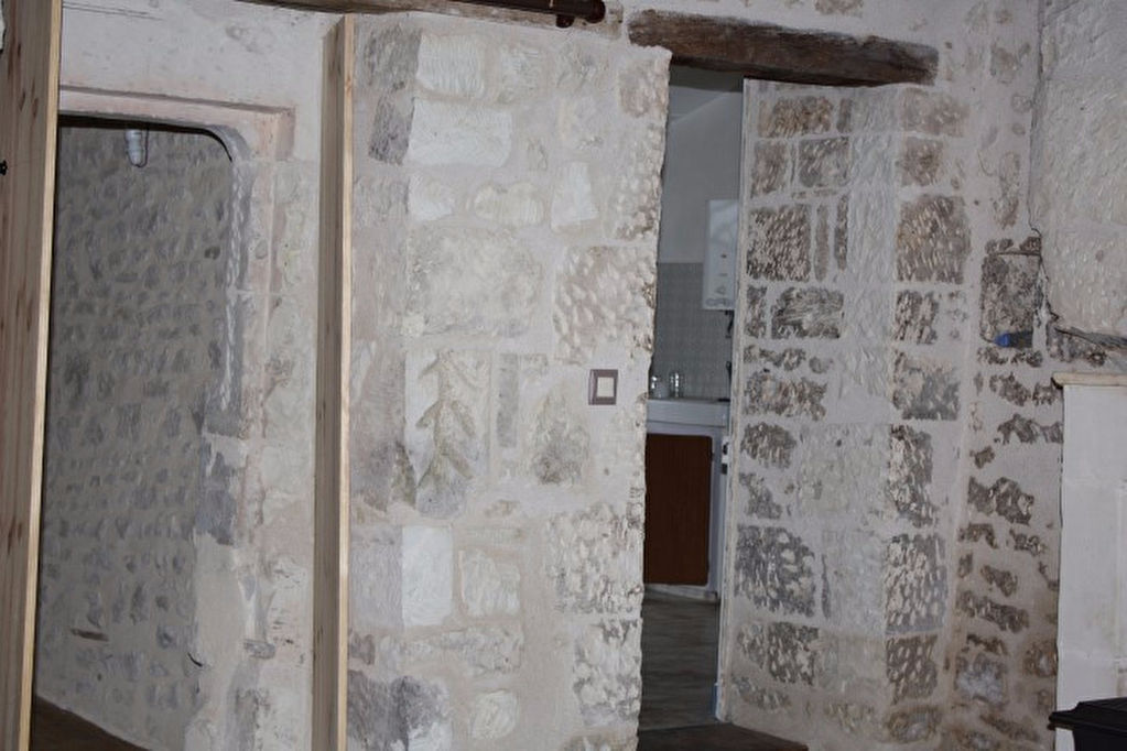 NEUVILLE DE POITOU A 10 MINUTES AU NORD DE NEUVILLE AU C?UR D'UN GROS BOURG TRÈS DYNAMIQUE MAISON EN PIERRES AVEC BEAUCOUP DE CACHET DE 80 M2 NEUVILLE DE POITOU A 10 MINUTES AU NORD DE NEUVILLE AU C?UR D'UN GROS BOURG TRÈS DYNAMIQUE MAISON EN PIERRES AVEC BEAUCOUP DE CACHET DE 80 M2
