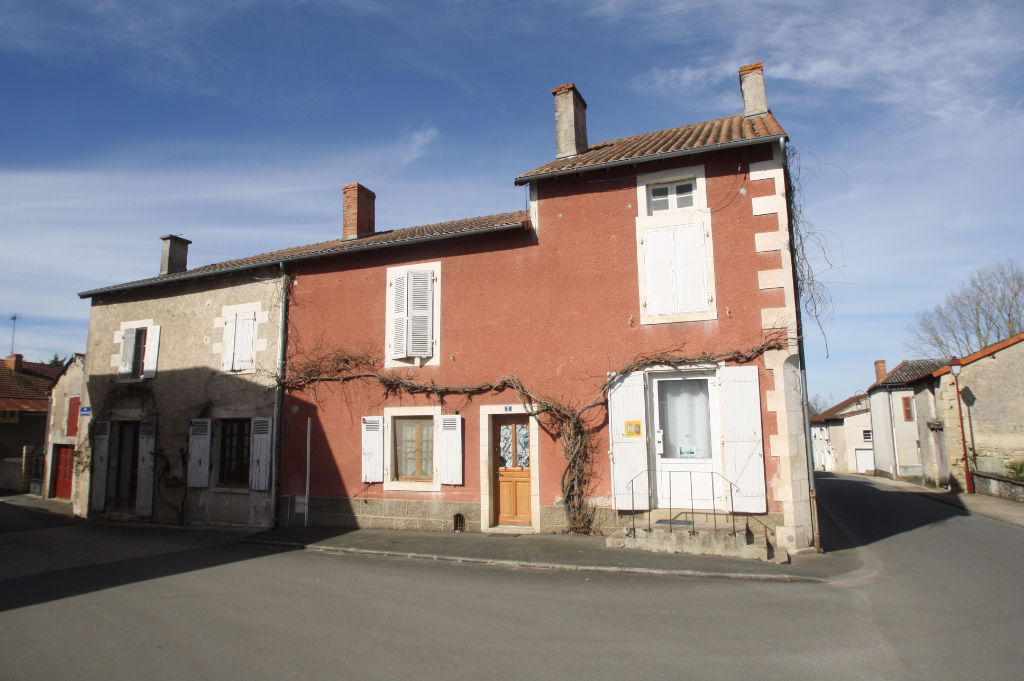 LEIGNES SUR FONTAINE MAISON DE 300 2 AUX VOLUMES GÉNÉREUX AU C?UR DU BOURG LEIGNES SUR FONTAINE MAISON DE 300 2 AUX VOLUMES GÉNÉREUX AU C?UR DU BOURG