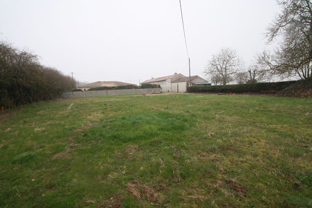 VOUILLE TERRAIN CONSTRUCTIBLE ET VIABILISE DE 840 M2 PROCHE TOUTES COMMODITÉS VOUILLE TERRAIN CONSTRUCTIBLE ET VIABILISE DE 840 M2 PROCHE TOUTES COMMODITÉS