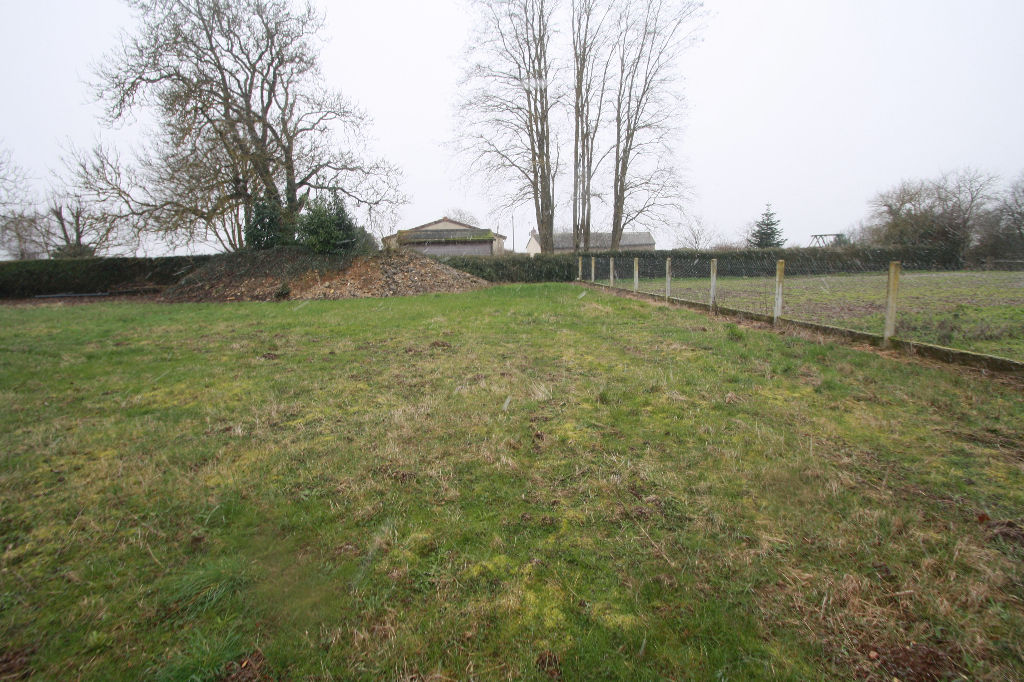 VOUILLE BEAU TERRAIN CONSTRUCTIBLE DE 850 M² HORS LOTISSEMENT VOUILLE BEAU TERRAIN CONSTRUCTIBLE DE 850 M² HORS LOTISSEMENT