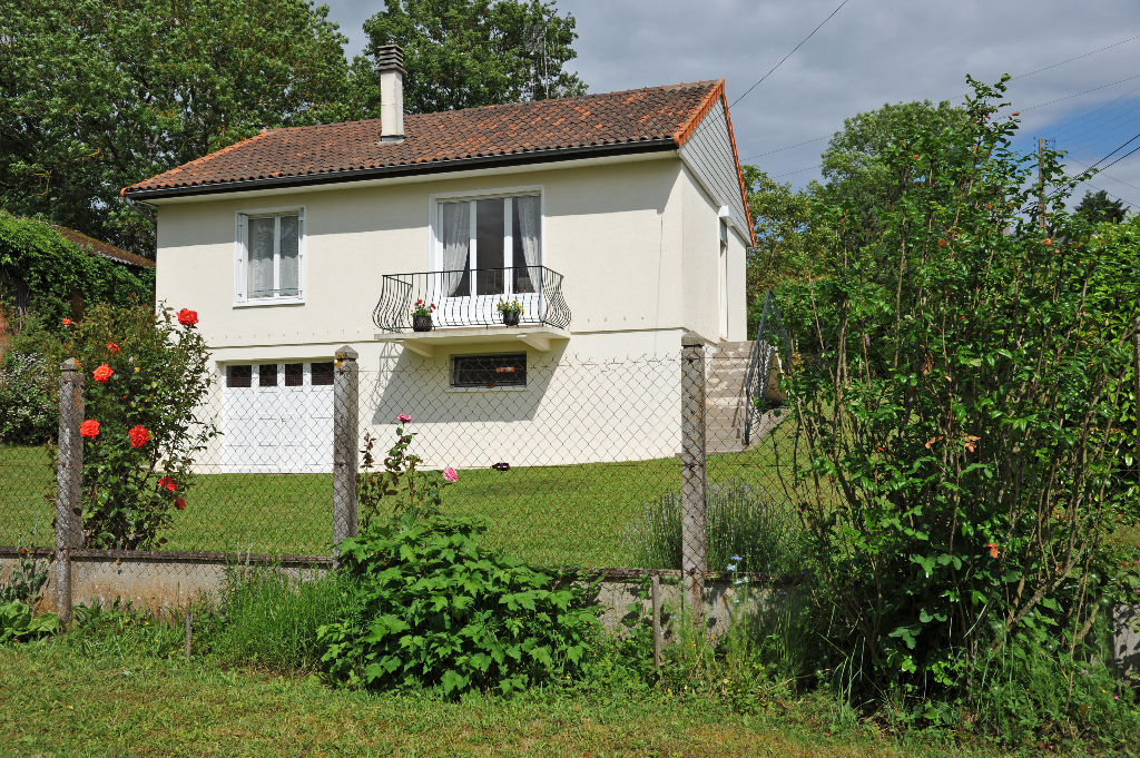 MAISON SAINT-PIERRE DE MAILLE COEUR DE BOURG 3 CHAMBRES BEAU TERRAIN DE 2585 M2 MAISON SAINT-PIERRE DE MAILLE COEUR DE BOURG 3 CHAMBRES BEAU TERRAIN DE 2585 M2